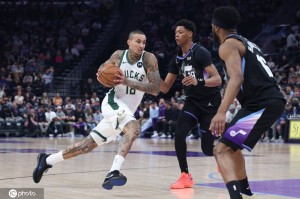 贝利33分哈克利斯23+10 爵士狂胜雄鹿