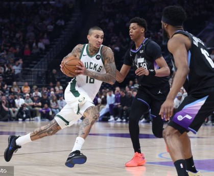 贝利33分哈克利斯23+10 爵士狂胜雄鹿