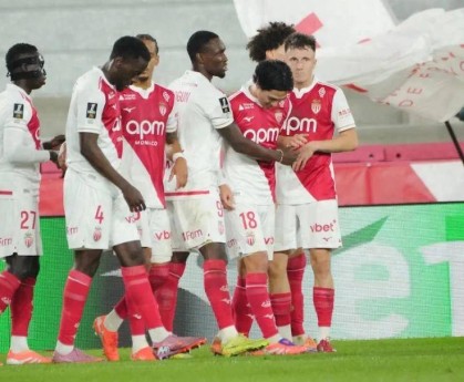 西甲逆转！反超皇马+登上榜首，欧冠冠军爆冷！日本国脚破门制胜