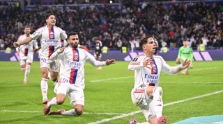 20岁葡萄牙新星世界波助里昂逆转斯特拉斯堡，终结2连败并升至法甲第4