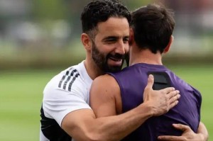 执教场均1.43分！曼联解职阿莫林，队长费尔南德斯发文致谢显成熟