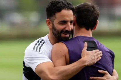 执教场均1.43分！曼联解职阿莫林，队长费尔南德斯发文致谢显成熟