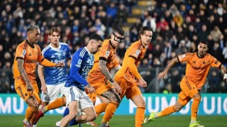 4连胜！科莫2-1逆转罗马杀进前4，意甲欧冠席位争夺战还剩9轮，这匹黑马能撑住吗？