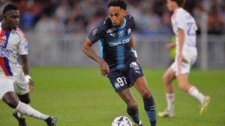 朗斯主场迎战马赛，争夺法甲榜首，主场防守强、反击高效，有望打破马赛不败金身。