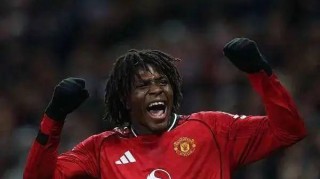 合适的才是最重要！曼联险胜纽卡斯尔跃居死敌之上，4后卫阵型发挥出色