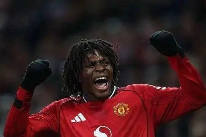 合适的才是最重要！曼联险胜纽卡斯尔跃居死敌之上，4后卫阵型发挥出色