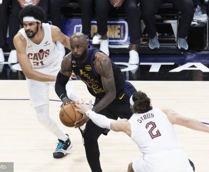 东契奇42+12哈登17分 湖人击败骑士4连胜