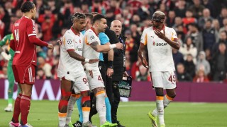 六万一千人在安菲尔德见证重逢：多特传奇与利物浦传奇2比2战平，克洛普回归教席旁观